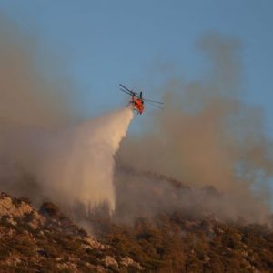 Φωτιά στην Αττική: Μάχη με αναζωπυρώσεις και διάσπαρτες εστίες