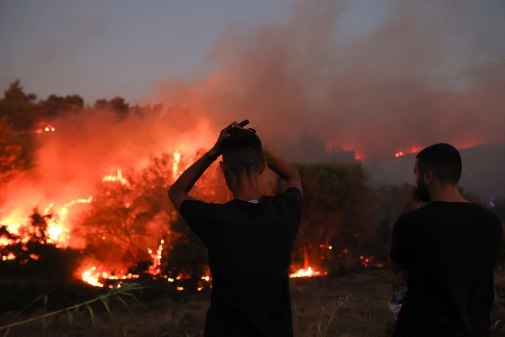 Φωτιά στον Βαρνάβα: Ανεξέλεγκτα τα μέτωπα – Δύσκολη αναμένεται η νύχτα