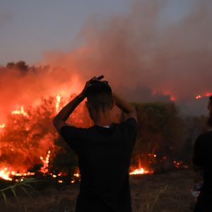 Φωτιά στον Βαρνάβα: Ανεξέλεγκτα τα μέτωπα – Δύσκολη αναμένεται η νύχτα