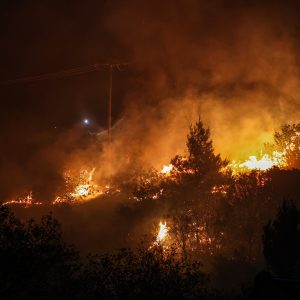 Φωτιά στον Βαρνάβα: Ανεξέλεγκτα τα μέτωπα – Δύσκολη αναμένεται η νύχτα