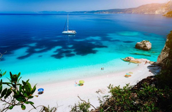 Greek Islands’ Occupancy Rates Soar in August, Car-Accessible Destinations Struggle