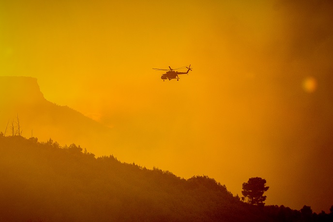 Φωτιά στο Ξυλόκαστρο: Χάρτες δείχνουν τη ραγδαία εξάπλωση της πυρκαγιάς