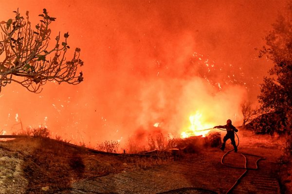 Φωτιά στο Ξυλόκαστρο: Νέο μήνυμα με το 112 για εκκένωση περιοχών στην Κορινθία