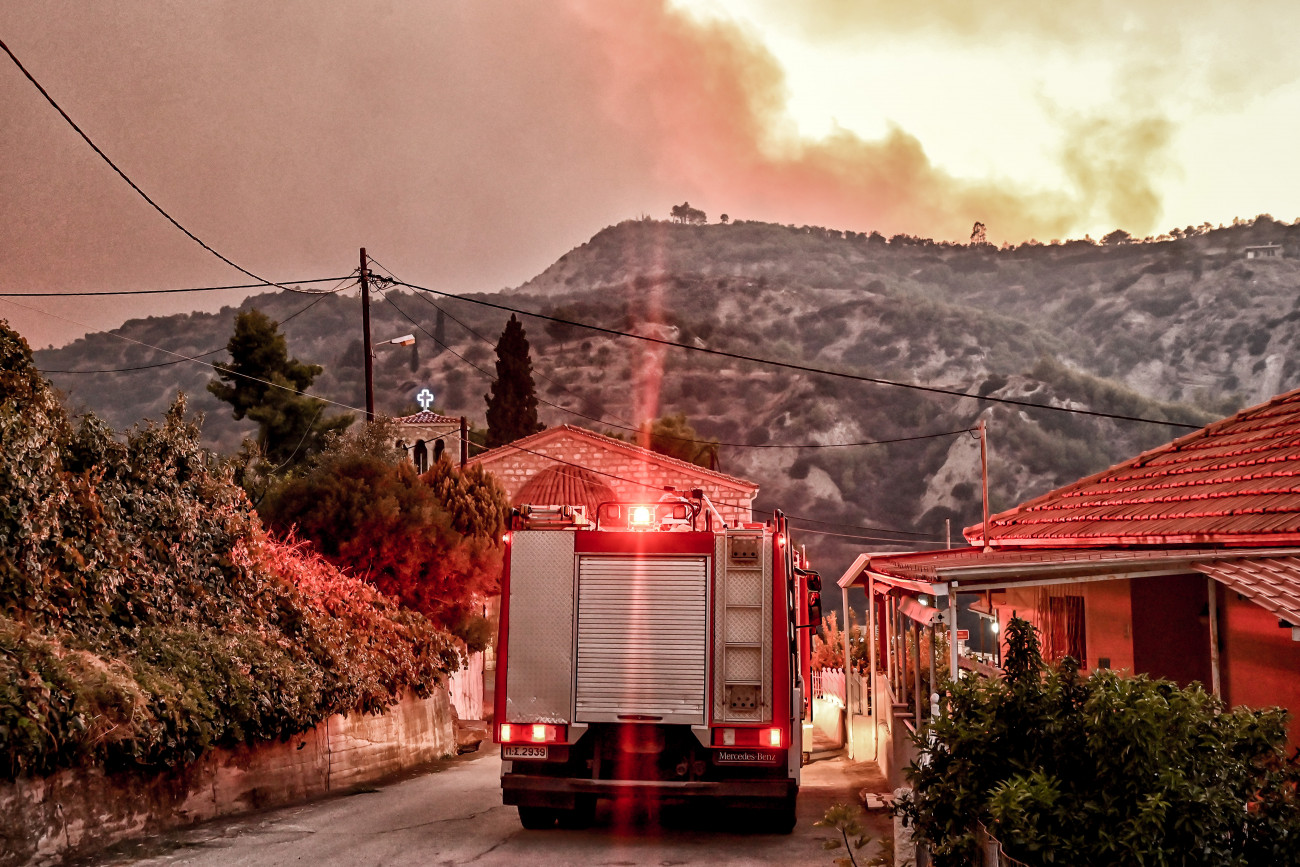 Φωτιά στην Κορινθία: Μαίνεται για τρίτη ημέρα – Τεράστιες καταστροφές