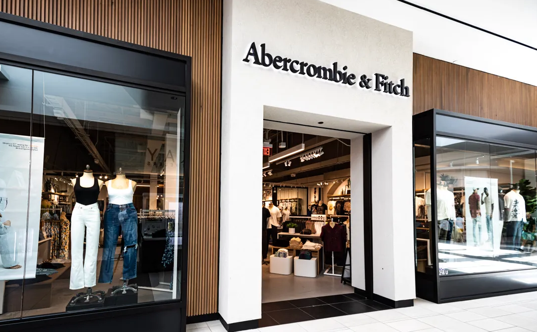 Abercrombie & Fitch: Γιατί όλοι θέλουν τώρα τα ρούχα της