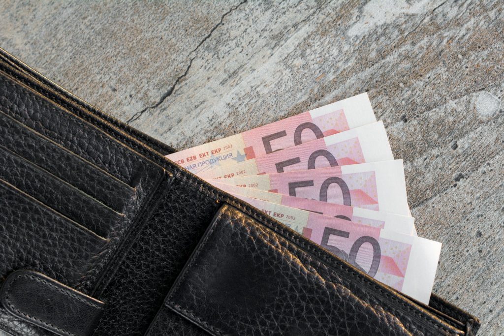 Athenians Among Least Satisfied in Europe Regarding Salary