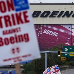 Boeing: Απολύσεις 17.000 εργαζομένων στη σκιά της απεργίας – Από το κακό στο χειρότερο τα οικονομικά της εταιρείας