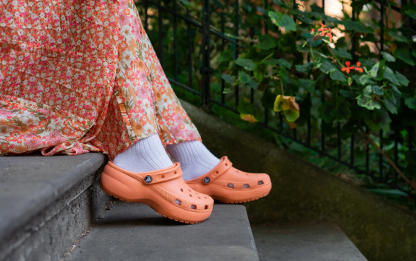 Crocs: Πώς κέρδισε επενδύοντας στην «ασχήμια»