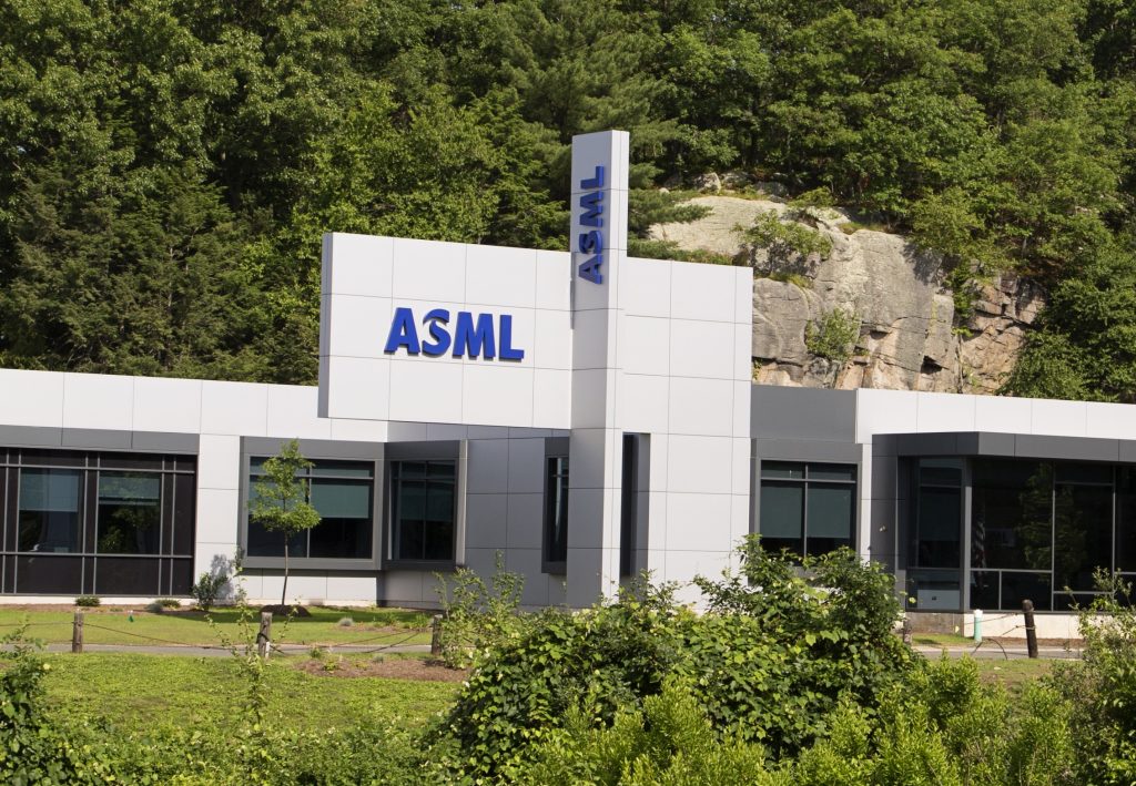 ASML: Αναμένει ανάπτυξη το 2026 – Νέες πιέσεις για τις εξαγωγές στην Κίνα