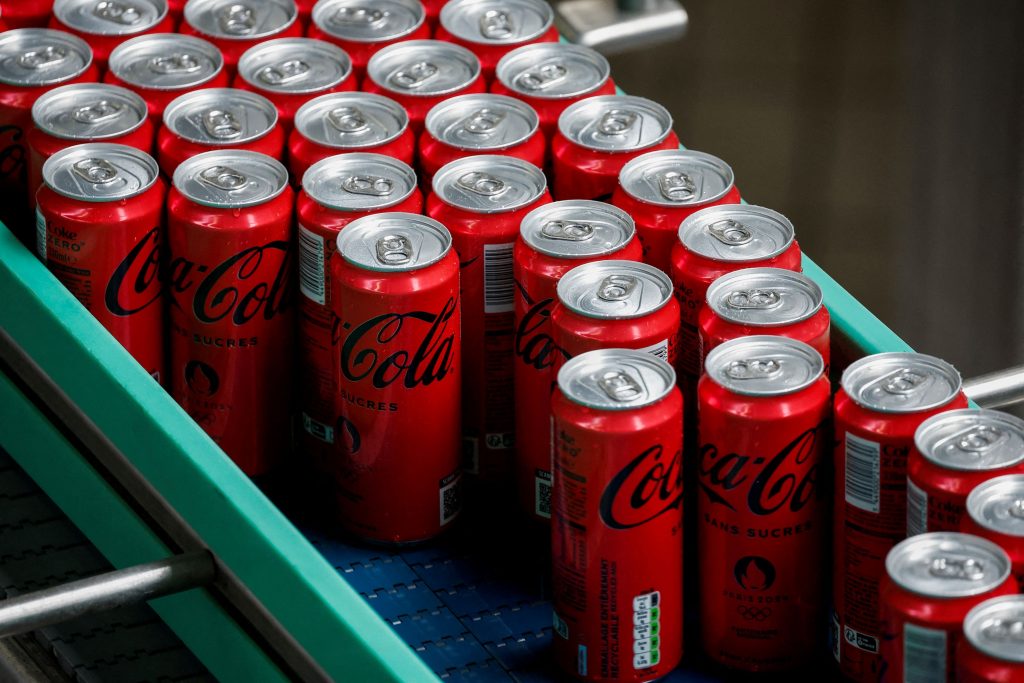 Coca Cola: Αποτελέσματα-έκπληξη λόγω αυξανόμενης ζήτησης στις ΗΠΑ – «Αγκάθι» σε Κίνα – Μ. Ανατολή