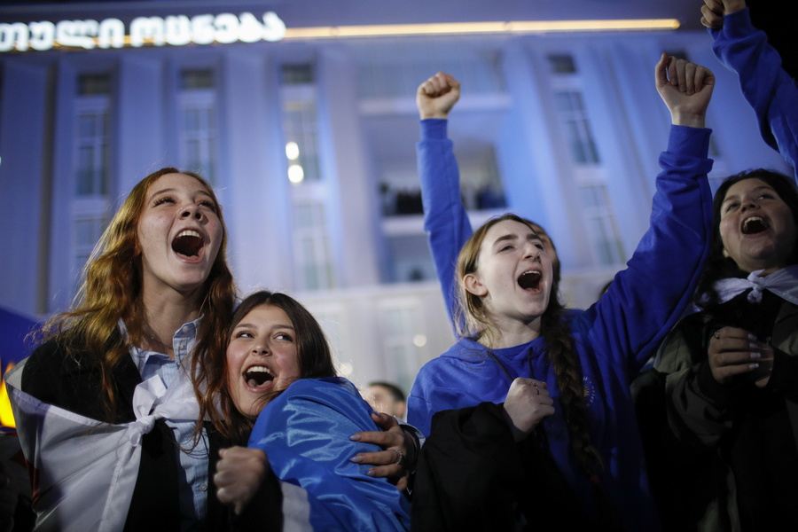 Γεωργία: Η πρόεδρος δεν αναγνωρίζει το αποτέλεσμα των εκλογών – Διαδηλώσεις ζητά ο Σαακασβίλι