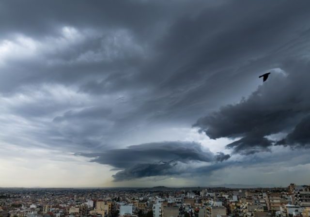 Κακοκαιρία Cassandra: Σκοτείνιασε ο ουρανός της Αττικής – Ποιες περιοχές πρέπει να προσέχουν