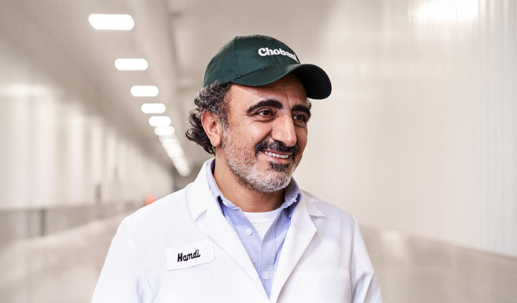 Chobani: Πώς έγινε ζάμπλουτος ο Τούρκος Χαμντί Ουλουκάγια – Το τρικ με το γιαούρτι και η είσοδος στον καφέ