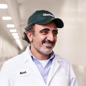 Chobani: Πώς έγινε ζάμπλουτος ο Τούρκος Χαμντί Ουλουκάγια – Το τρικ με το γιαούρτι και η είσοδος στον καφέ