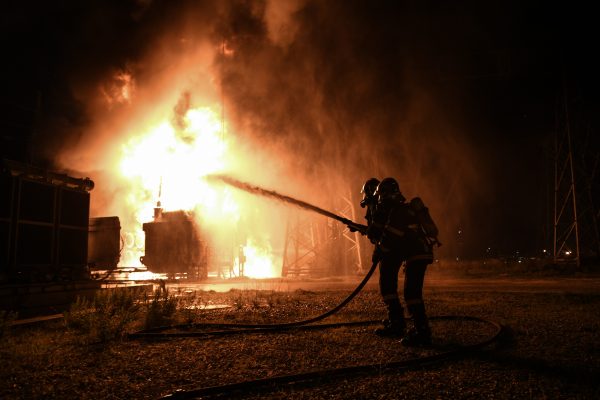 Οινόφυτα: Φωτιά σε εργοστάσιο, επιχειρούν 12 οχήματα