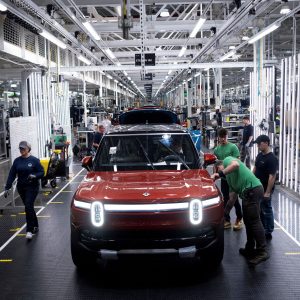 Rivian: Ξέφρενο ράλι στη μετοχή μετά την επένδυση 5,8 δισ. δολ. με τη Volkswagen