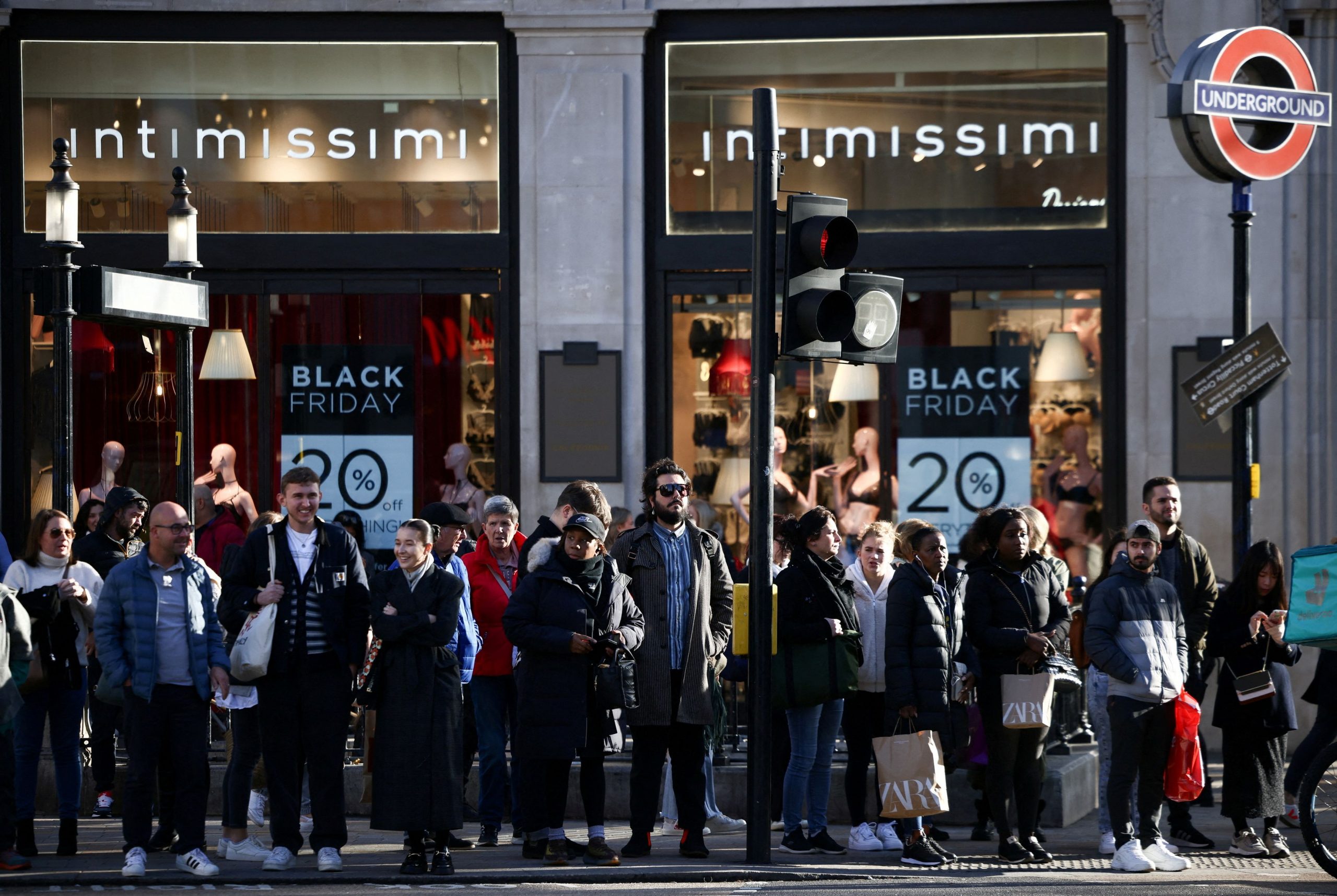 Βρετανία: Προϋπολογισμός και Black Friday «φρέναραν» τις καταναλωτικές δαπάνες