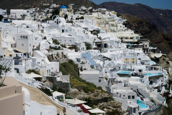 Σαντορίνη – Μύκονος: Aπώλειες τζίρου σε καταλύματα και εστίαση το καλοκαίρι