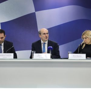 Προϋπολογισμός: Live η εξειδίκευση των μέτρων για τις τραπεζικές προμήθειες