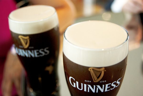 Guinness: Γιατί κάποιοι ανησυχούν μήπως στερέψουν τα βαρέλια