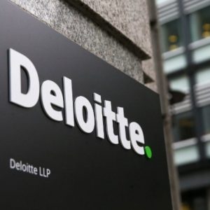 Deloitte: Συνδέει την παρουσία των εργαζομένων στο γραφείο με τα μπόνους