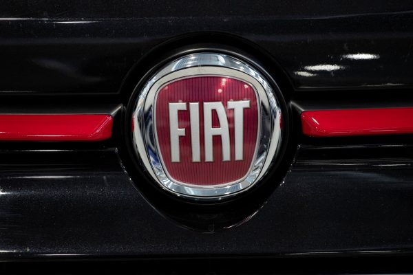 Fiat: Σκληρό πόκερ Μελόνι και Stellantis για αύξηση παραγωγής στην Ιταλία