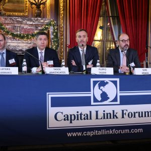 Capital Link forum: Οι προοπτικές μετά την επενδυτική βαθμίδα – 4 αναλυτές εξηγούν