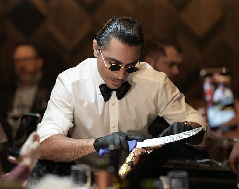 Μύκονος: «Κάηκαν» οι μπριζόλες του Salt Bae – Ζημιές «έγραψαν» τα εστιατόρια του Τούρκου σεφ