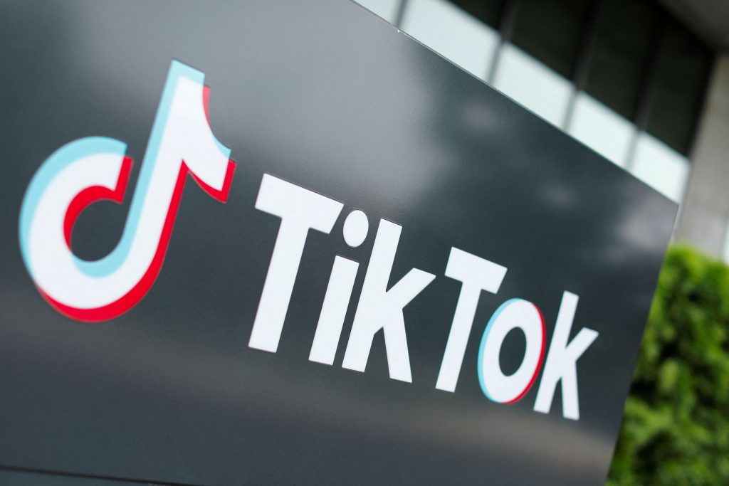 TikTok: Γιατί το μηνύουν Βρετανοί γονείς