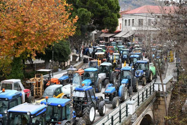 Αγρότες: Παρατάσσουν από σήμερα τα τρακτέρ στις πλατείες – Πότε κλιμακώνουν