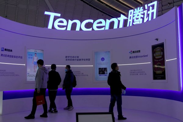 Tencent – CATL: Οι ΗΠΑ τις συμπεριέλαβαν στη λίστα των εταιρειών που συνεργάζονται με τον στρατό της Κίνας