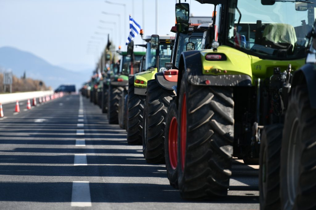 Αγροτικό: Κόντρα στη Βουλή μεταξύ Μητσοτάκη και Ανδρουλάκη  – Στα μπλόκα οι αγρότες