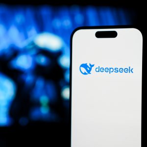 DeepSeek: Εκατοντάδες εταιρείες και κυβερνητικές υπηρεσίες βάζουν «μπλόκο» στο μοντέλο της