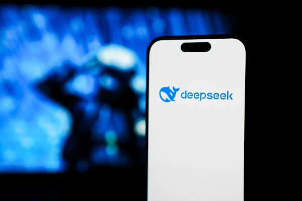 DeepSeek: Τι είναι και γιατί φέρνει τα πάνω-κάτω στον κόσμο της ΑΙ