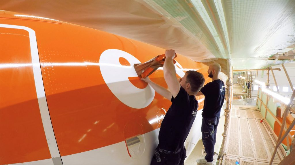 EasyJet: Νέα τεχνική βαφής μειώνει κατά 27 κιλά το βάρος των αεροπλάνων της