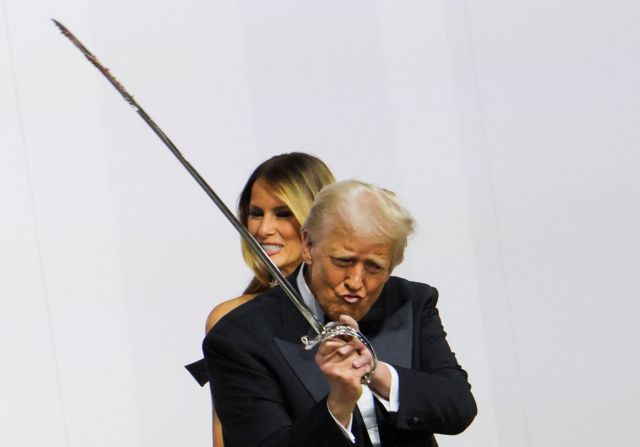 $TRUMP – $MELANIA: Βουτιά 50% στα memecoins των Τραμπ – Χάθηκαν 70 εκατ.