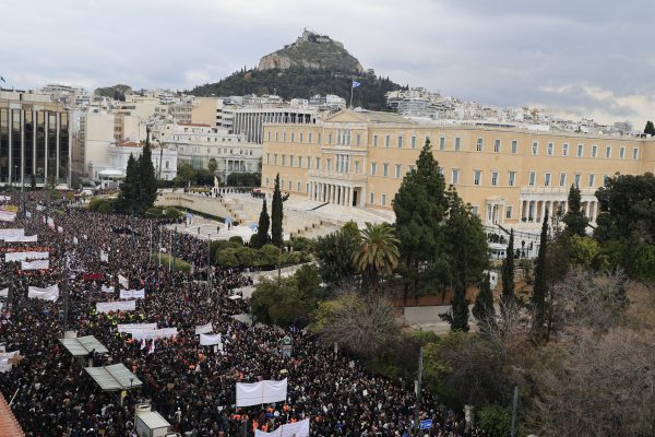 Τέμπη: Πλήθος κόσμου στο Σύνταγμα – Μαζικές συγκεντρώσεις σε όλη τη χώρα