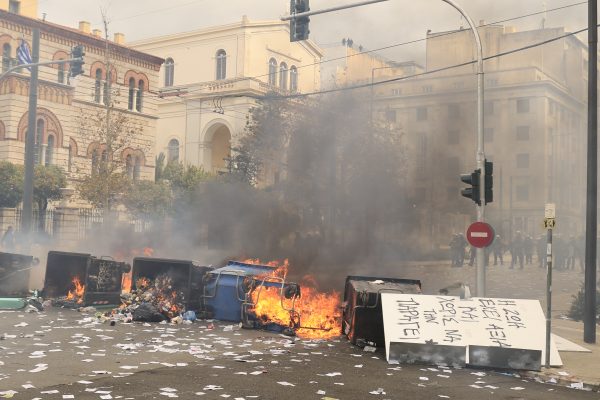 Τέμπη: Επεισόδια στο Σύνταγμα μετά τη συγκέντρωση