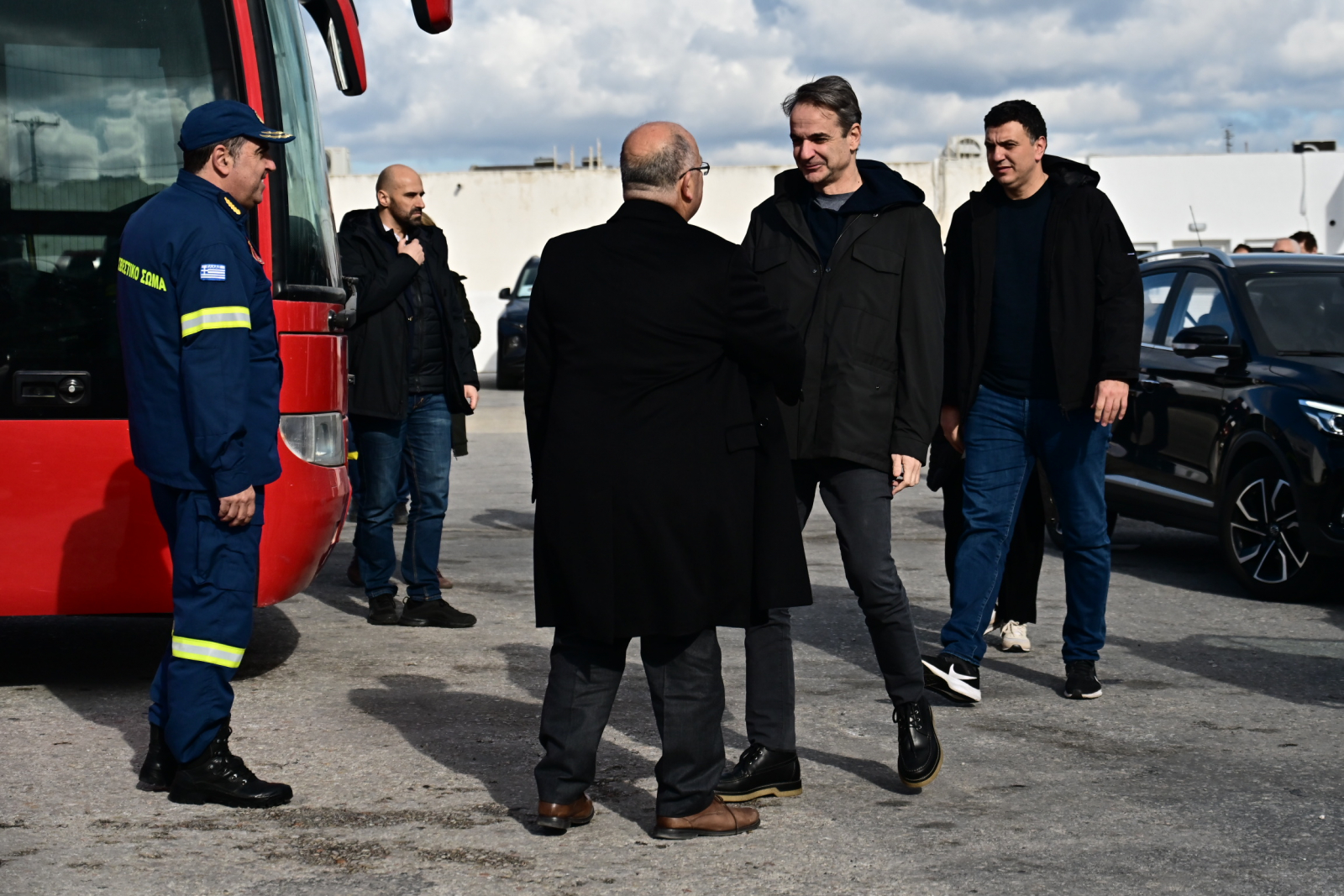 PM Kyriakos Mitsotakis Visits Santorini Amid Ongoing Seismic Activity