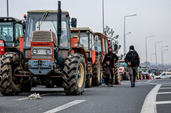 Αγρότες: Παραμένουν ανυποχώρητοι στα μπλόκα – Τι ζητούν από την κυβέρνηση