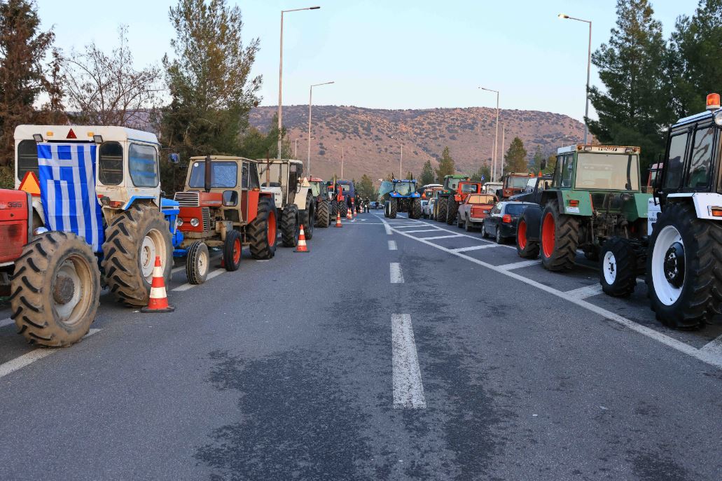 Αγρότες: Εν αναμονή της συνάντησης με τους υπουργούς – Παραταγμένα παραμένουν τα τρακτέρ