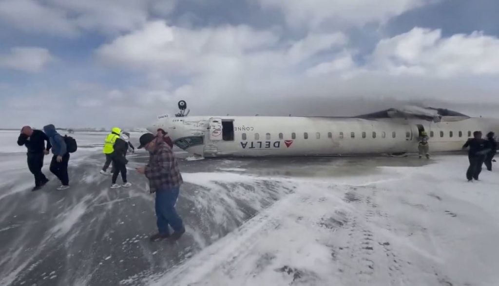 Delta Airlines: Ανατροπή αεροσκάφους κατά την προσγείωσή του στον Καναδά – 8 τραυματίες