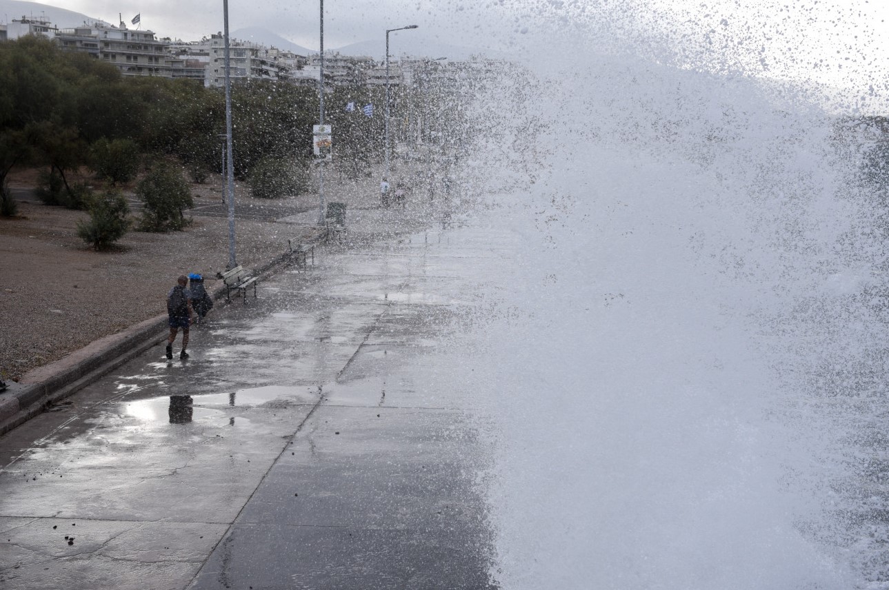 Καιρός: Ισχυρές καταιγίδες, τσουχτερό κρύο και χιόνια