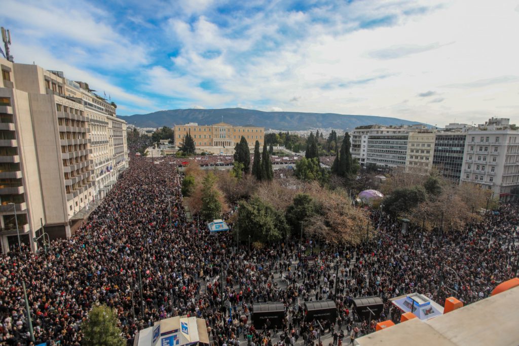 Όταν ο κόσμος μιλάει, οι ντουντούκες σιγούν