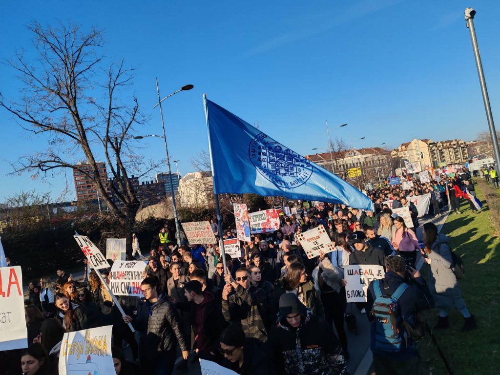 Σερβία: Μεγαλειώδης πορεία στο Νόβι Σαντ για τα θύματα του σιδηροδρομικού σταθμού