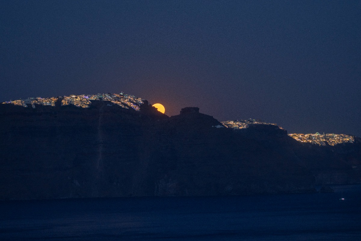 Quakes Rattle Santorini Overnight, Authorities Say Island is Safe