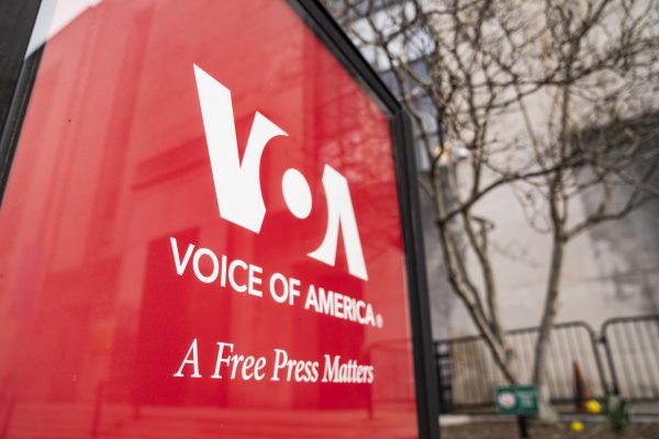 Voice of America: Οι εργαζόμενοι μηνύουν την κυβέρνηση Τραμπ