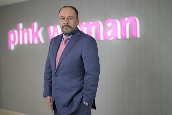 Pink Woman: Μιλάει και… ιταλικά – Η εξωστρέφεια και ο τζίρος ρεκόρ
